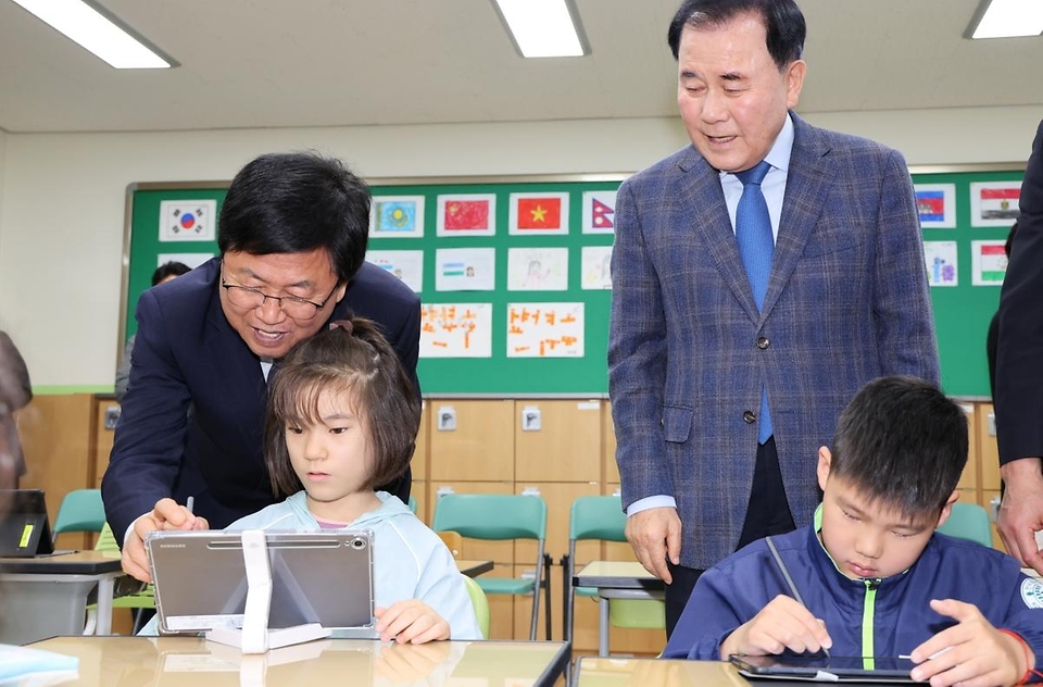 최교진 교육부 장관이 5월 20일 아산남성초등학교를 방문해 '모두의 한국어' 시스템을 활용한 한국어 수업을 참관하고, 학생·학부모·교직원과 간담회에 참석하고 있다.