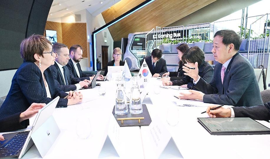 한국경제 투자설명회(IR) 참석차 영국 런던을 방문 중인 구윤철 부총리 겸 재정경제부 장관이 5월 18일(현지 시간) 삼성 KX에서 오딜 르노-바소 유럽부흥은행(EBRD) 총재와 면담을 하고 있다.