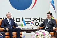 윤호중 행정안전부 장관이 5월 22일 서울 종로구 정부서울청사에서 아지즈베크 이크라모프 우즈베키스탄 비상사태부 장관을 접견하고 양국 간 협력 방안 등에 대해 논의하고 있다.