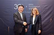 윤호중 행정안전부 장관이 5월 22일 서울 중구 웨스틴조선 호텔에서 열린 2026 OECD 열린정부 국제심지엄에서 파브리찌아 라페코렐라 OECD 사무차장과 환담한 뒤 악수하고 있다.