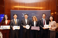 윤호중 행정안전부 장관이 5월 22일 서울 중구 웨스틴조선 호텔에서 열린 2026 OECD 열린정부 국제심지엄에서 파브리찌아 라페코렐라 OECD 사무차장과 환담한 뒤 기념촬영을 하고 있다.