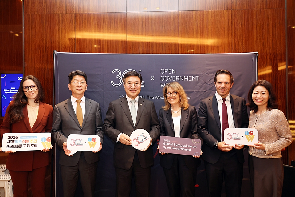 윤호중 행정안전부 장관이 5월 22일 서울 중구 웨스틴조선 호텔에서 열린 2026 OECD 열린정부 국제심지엄에서 파브리찌아 라페코렐라 OECD 사무차장과 환담한 뒤 기념촬영을 하고 있다.