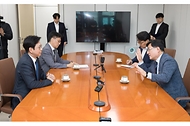 배경훈 부총리 겸 과학기술정보통신부 장관과 김성환 기후에너지환경부 장관이 5월 12일 서울 종로구 정부서울청사에서 열린 '인공지능 데이터센터와 에너지 정책 협력을 위한 업무협약식'에서 기념촬영을 하고 있다.