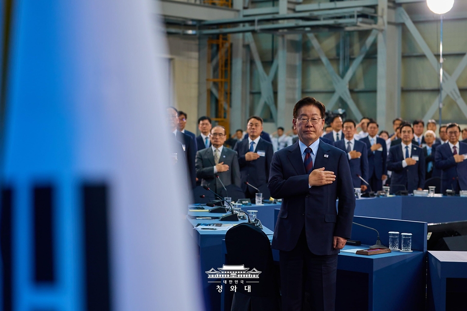 이재명 대통령이 5월 26일 경남 창원시 진해구에서 열린 제1회 미래국방전략위원회에서 국민의례를 하고 있다.