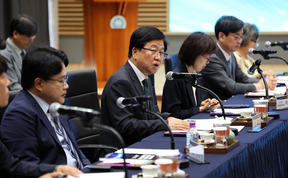 최교진 교육부 장관이 5월 27일 국립목포대학교에서 전남·광주권의 '지역성장 인재양성체계' 수행 대학들과 '현장 소통 간담회'에 참석하고 있다.