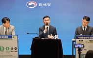 이종욱 관세청장이 5월 26일 원유 수입선 다변화 지원 언론 브리핑을 열고, 원유 수입선 다변화의 걸림돌로 작용하던 'FTA 직접운송원칙'을 완화하는 '직접운송 특례'를 즉시 시행한다고 밝히고 있다.