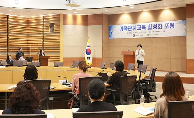원민경 성평등가족부 장관이 5월 26일 서울지방조달청 PPS홀에서 열린 '가족관계교육 활성화 포럼'에서 인사말을 하고 있다.