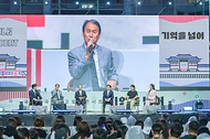 권오을 국가보훈부 장관이 5월 26일 경북 안동시 국립경국대학교에서 열린 호국보훈의 달 특집 토크콘서트 '경국 기억을 넘어'에 참석해 참석자들과 함께 토크콘서트를 함께하고 있다.
