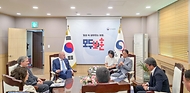 권오을 국가보훈부 장관이 5월 26일 서울시 용산구 서울지방보훈청에서 열린 고르단 그르리치 라드만 크로아티아 외교부 장관을 만나 국제보훈사업 교류협력 확대 방안 관련 내용과 향후 양국간 보훈 활동 의견을 나누고 있다.
