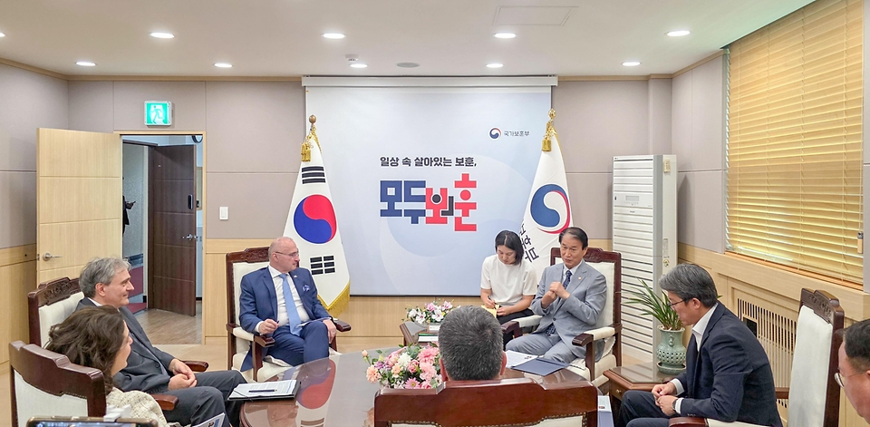 권오을 국가보훈부 장관이 5월 26일 서울시 용산구 서울지방보훈청에서 열린 고르단 그르리치 라드만 크로아티아 외교부 장관을 만나 국제보훈사업 교류협력 확대 방안 관련 내용과 향후 양국간 보훈 활동 의견을 나누고 있다.