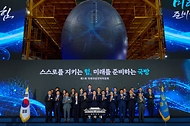 이재명 대통령이 5월 26일 경남 창원시 진해구에서 제1회 미래국방전략위원회를 마친 후 참석자들과 기념촬영을 하고 있다.