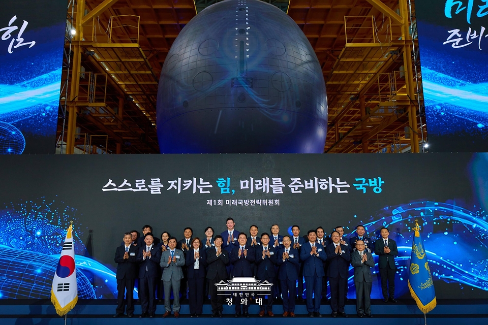 이재명 대통령이 5월 26일 경남 창원시 진해구에서 제1회 미래국방전략위원회를 마친 후 참석자들과 기념촬영을 하고 있다.