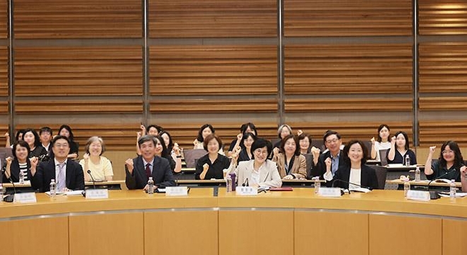 원민경 성평등가족부 장관이 5월 26일 서울지방조달청 PPS홀에서 열린 '가족관계교육 활성화 포럼'에서 참석자들과 기념촬영을 하고 있다.