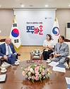 권오을 국가보훈부 장관이 5월 26일 서울시 용산구 서울지방보훈청에서 열린 고르단 그르리치 라드만 크로아티아 외교부 장관을 만나 국제보훈사업 교류협력 확대 방안 관련 내용과 향후 양국간 보훈 활동 의견을 나누고 있다.