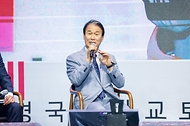 권오을 국가보훈부 장관이 5월 26일 경북 안동시 국립경국대학교에서 열린 호국보훈의 달 특집 토크콘서트 '경국 기억을 넘어'에 참석해 참석자들과 함께 토크콘서트를 함께하고 있다.