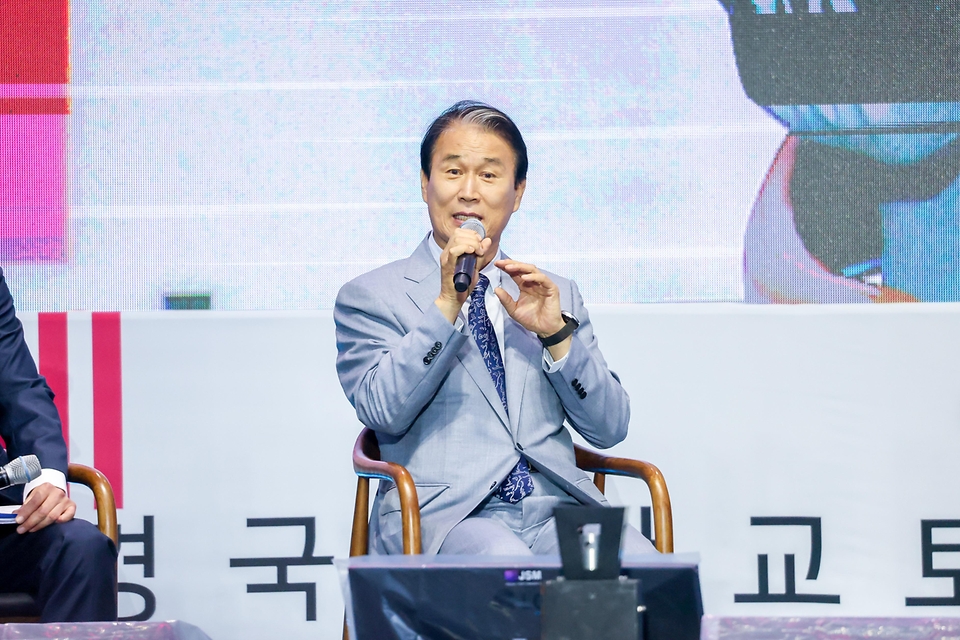 권오을 국가보훈부 장관이 5월 26일 경북 안동시 국립경국대학교에서 열린 호국보훈의 달 특집 토크콘서트 '경국 기억을 넘어'에 참석해 참석자들과 함께 토크콘서트를 함께하고 있다.