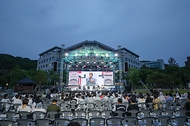 권오을 국가보훈부 장관이 5월 26일 경북 안동시 국립경국대학교에서 열린 호국보훈의 달 특집 토크콘서트 '경국 기억을 넘어'에 참석해 참석자들과 함께 토크콘서트를 함께하고 있다.