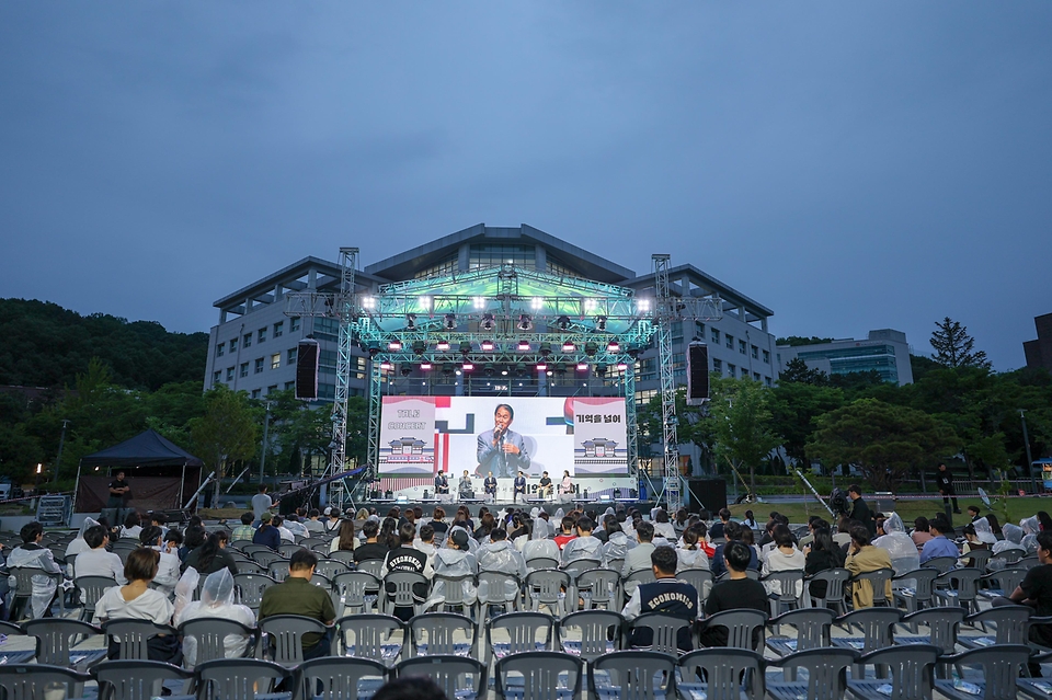 권오을 국가보훈부 장관이 5월 26일 경북 안동시 국립경국대학교에서 열린 호국보훈의 달 특집 토크콘서트 '경국 기억을 넘어'에 참석해 참석자들과 함께 토크콘서트를 함께하고 있다.