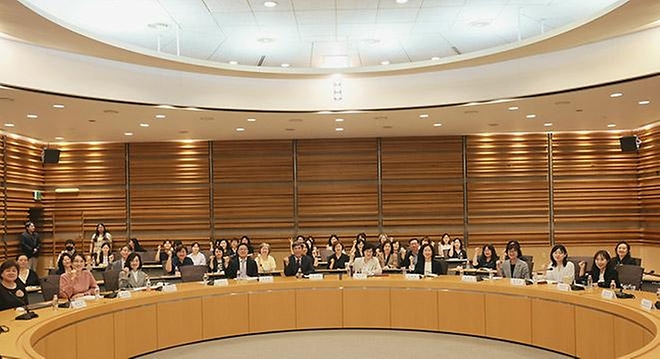 원민경 성평등가족부 장관이 5월 26일 서울지방조달청 PPS홀에서 열린 '가족관계교육 활성화 포럼'에서 참석자들과 기념촬영을 하고 있다.