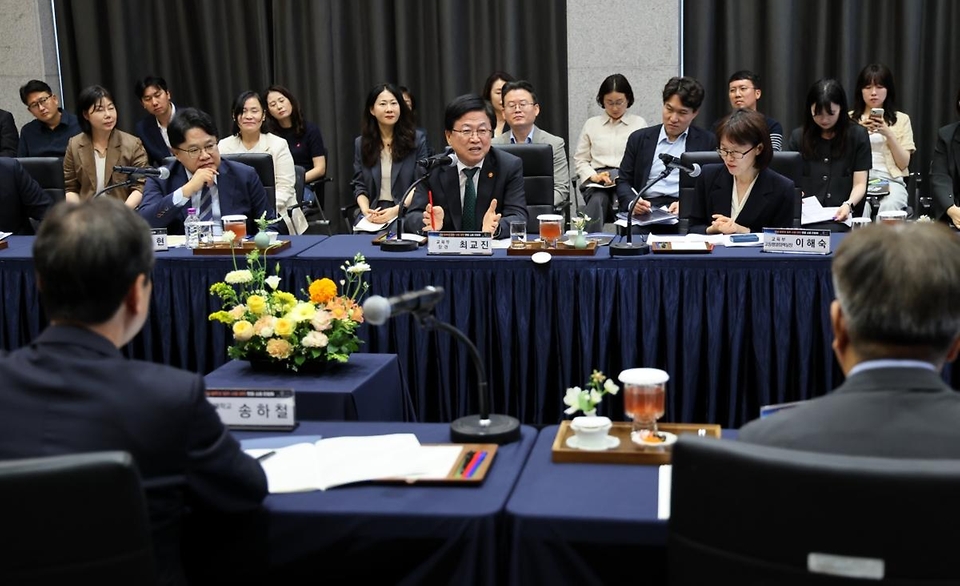 최교진 교육부 장관이 5월 27일 국립목포대학교에서 전남·광주권의 '지역성장 인재양성체계' 수행 대학들과 '현장 소통 간담회'에 참석하고 있다.