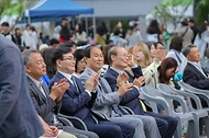 권오을 국가보훈부 장관이 5월 26일 경북 안동시 국립경국대학교에서 열린 호국보훈의 달 특집 토크콘서트 '경국 기억을 넘어'에 참석해 참석자들과 함께 토크콘서트를 함께하고 있다.