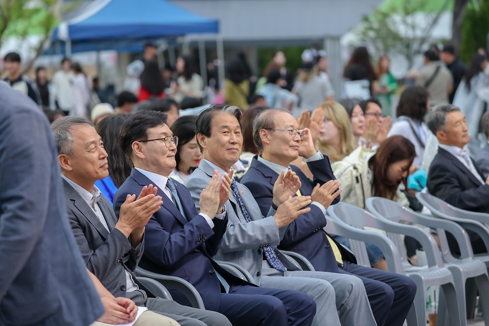 권오을 국가보훈부 장관이 5월 26일 경북 안동시 국립경국대학교에서 열린 호국보훈의 달 특집 토크콘서트 '경국 기억을 넘어'에 참석해 참석자들과 함께 토크콘서트를 함께하고 있다.