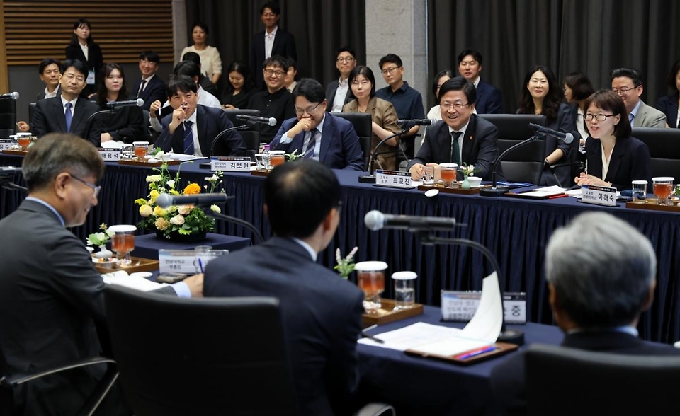 최교진 교육부 장관이 5월 27일 국립목포대학교에서 전남·광주권의 '지역성장 인재양성체계' 수행 대학들과 '현장 소통 간담회'에 참석하고 있다.