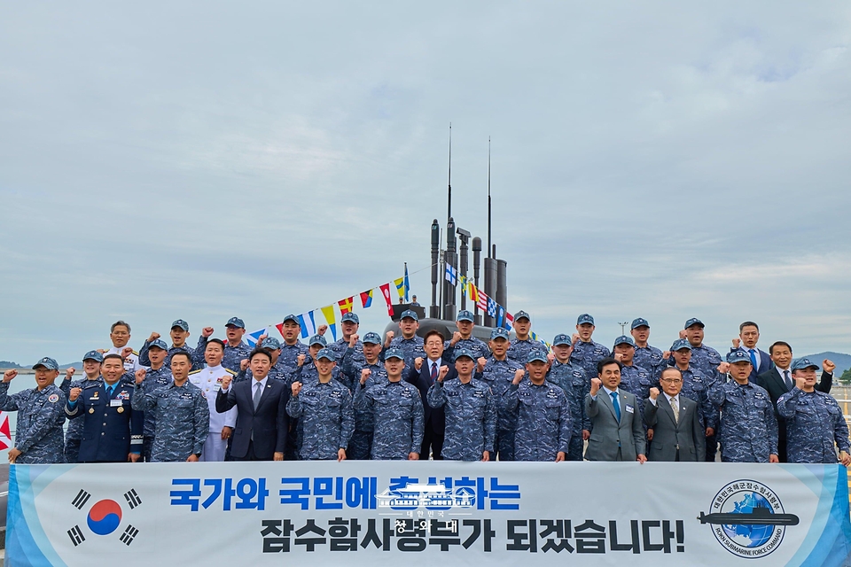 이재명 대통령이 5월 26일 경남 창원시 진해 해군 잠수함사령부 신채호함에서 승조원들과 기념촬영을 하고 있다.
