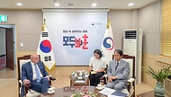 권오을 국가보훈부 장관이 5월 26일 서울시 용산구 서울지방보훈청에서 열린 고르단 그르리치 라드만 크로아티아 외교부 장관을 만나 국제보훈사업 교류협력 확대 방안 관련 내용과 향후 양국간 보훈 활동 의견을 나누고 있다.