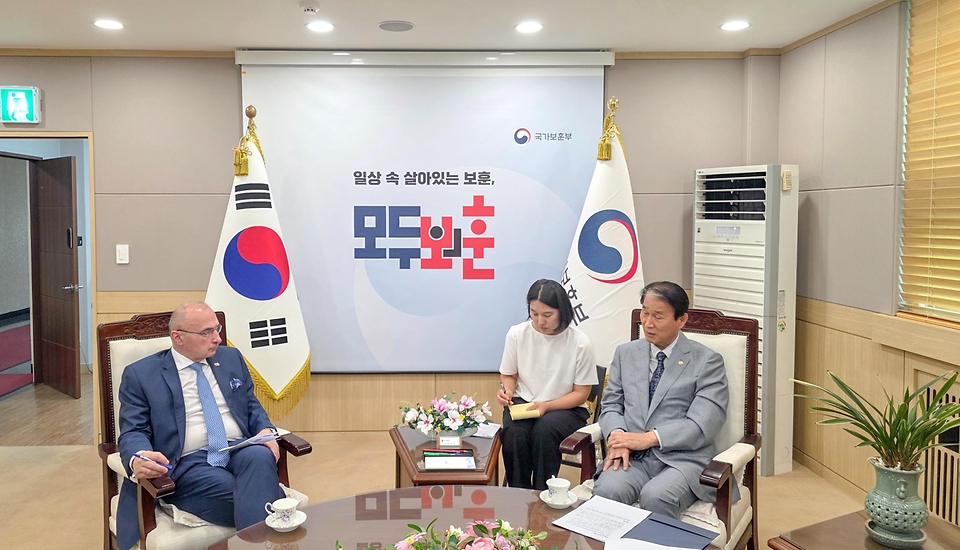 권오을 국가보훈부 장관이 5월 26일 서울시 용산구 서울지방보훈청에서 열린 고르단 그르리치 라드만 크로아티아 외교부 장관을 만나 국제보훈사업 교류협력 확대 방안 관련 내용과 향후 양국간 보훈 활동 의견을 나누고 있다.