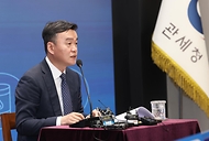 이종욱 관세청장이 5월 26일 원유 수입선 다변화 지원 언론 브리핑을 열고, 원유 수입선 다변화의 걸림돌로 작용하던 'FTA 직접운송원칙'을 완화하는 '직접운송 특례'를 즉시 시행한다고 밝히고 있다.