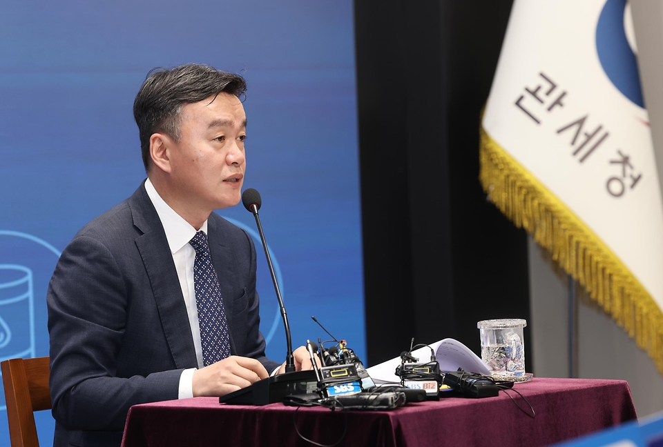 이종욱 관세청장이 5월 26일 원유 수입선 다변화 지원 언론 브리핑을 열고, 원유 수입선 다변화의 걸림돌로 작용하던 'FTA 직접운송원칙'을 완화하는 '직접운송 특례'를 즉시 시행한다고 밝히고 있다.