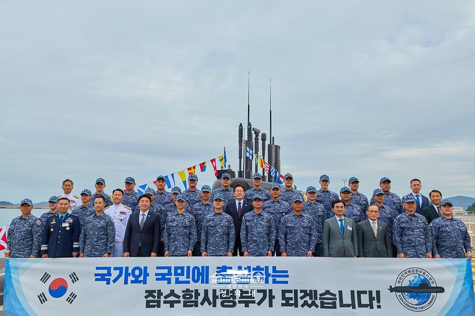 이재명 대통령이 5월 26일 경남 창원시 진해 해군 잠수함사령부 신채호함에서 승조원들과 기념촬영을 하고 있다.
