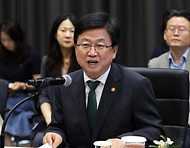 최교진 교육부 장관이 5월 27일 국립목포대학교에서 전남·광주권의 '지역성장 인재양성체계' 수행 대학들과 '현장 소통 간담회'에 참석하고 있다.
