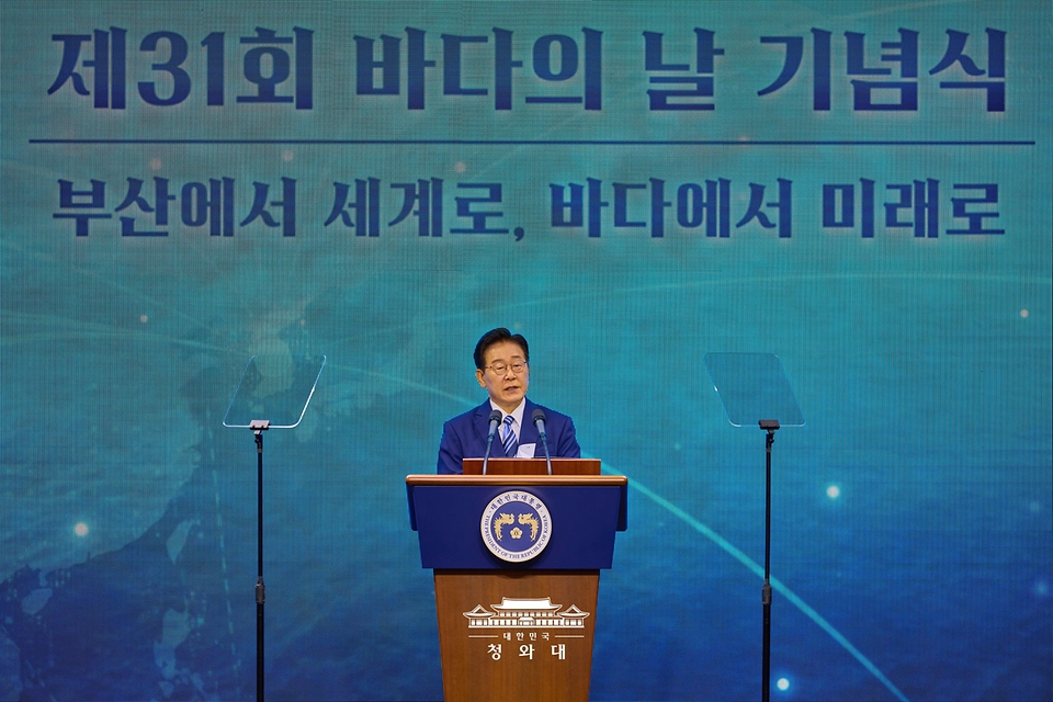 이재명 대통령이 5월 27일 부산 영도구에서 열린 제31회 바다의 날 기념식에서 기념사를 하고 있다.