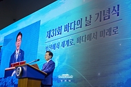 이재명 대통령이 5월 27일 부산 영도구에서 열린 제31회 바다의 날 기념식에서 기념사를 하고 있다.