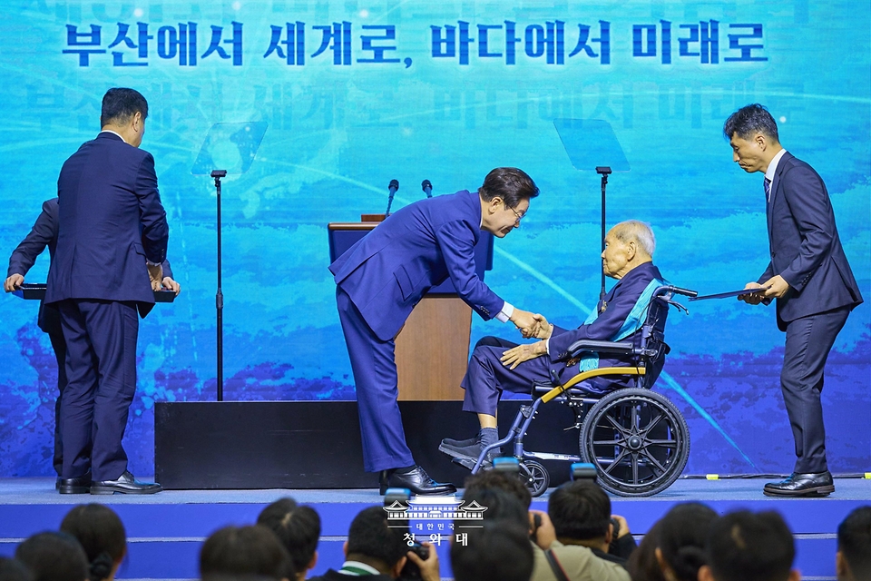 이재명 대통령이 5월 27일 부산 영도구에서 열린 제31회 바다의날 기념식에서 신태범 KCTC 회장에게 금탑산업훈장을 수여하고 있다.