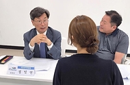 정일연 국민권익위원회 위원장이 5월 21일 전남 여수시 생활문화센터에 마련된 '달리는 국민신문고' 상담장을 찾아 민원인에게 고충을 상담해주고 있다.