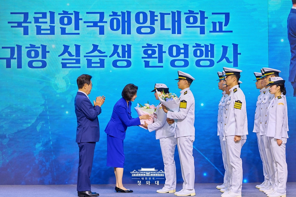 이재명 대통령과 김혜경 여사가 5월 27일 부산 영도구에서 열린 제31회 바다의 날 기념식에서 귀항 보고를 한 해양대 실습생들을 격려하고 있다.