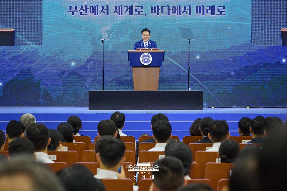 이재명 대통령이 5월 27일 부산 영도구에서 열린 제31회 바다의 날 기념식에서 기념사를 하고 있다.
