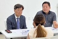 정일연 국민권익위원회 위원장이 5월 21일 전남 여수시 생활문화센터에 마련된 '달리는 국민신문고' 상담장을 찾아 민원인에게 고충을 상담해주고 있다.