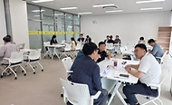 정일연 국민권익위원회 위원장이 5월 21일 전남 여수시 생활문화센터에 마련된 '달리는 국민신문고' 상담장을 찾아 민원인에게 고충을 상담해주고 있다.