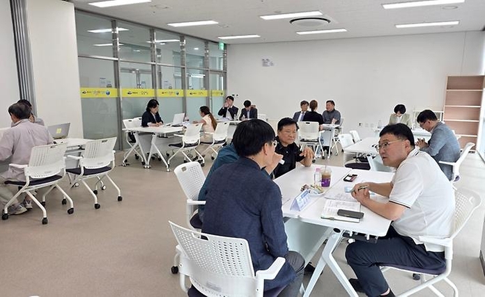 정일연 국민권익위원회 위원장이 5월 21일 전남 여수시 생활문화센터에 마련된 '달리는 국민신문고' 상담장을 찾아 민원인에게 고충을 상담해주고 있다.