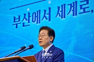 이재명 대통령이 5월 27일 부산 영도구에서 열린 제31회 바다의 날 기념식에서 기념사를 하고 있다.