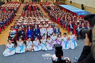 이재명 대통령과 김혜경 여사가 5월 27일 부산 영도구에서 제31회 바다의 날 기념식을 마친 후 참석자들과 기념촬영을 하고 있다.