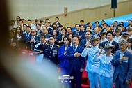 이재명 대통령과 김혜경 여사가 5월 27일 부산 영도구에서 열린 제31회 바다의 날 기념식에서 국민의례를 하고 있다.