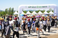 5월 22일 세종시 국립세종수목원에서 열린 국제 생물다양성의 날 '숲을 살리는 발걸음' 발대식 행사에서 참가자들이 발자국 모양을 만들어 기념사진을 찍고 있다.