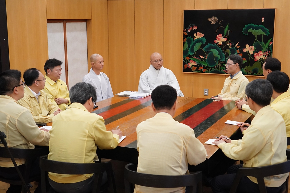 박은식 산림청장이 5월 21일 경남 양산시 통도사 일원에서 소나무재선충병 피해 예방을 위한 점검을 하고 있다.