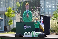 5월 22일 세종시 국립세종수목원에서 열린 국제 생물다양성의 날 '숲을 살리는 발걸음' 발대식 행사에서 참가자들이 발자국 모양을 만들어 기념사진을 찍고 있다.