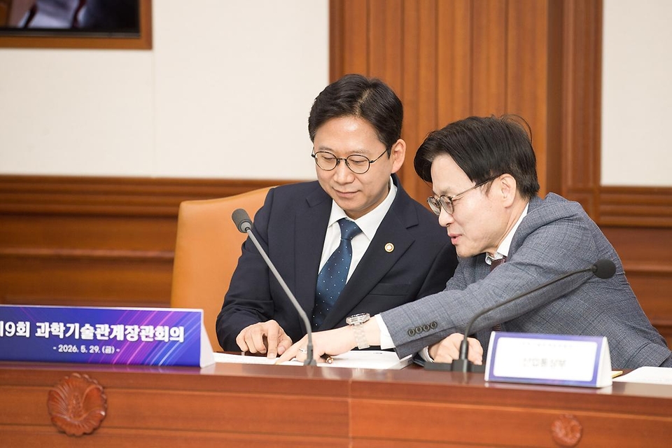 배경훈 부총리 겸 과학기술정보통신부 장관이 5월 29일 서울 종로구 정부서울청사 본관 영상회의실에서 '제9회 과학기술관계장관회의' 를 주재하고 있다.